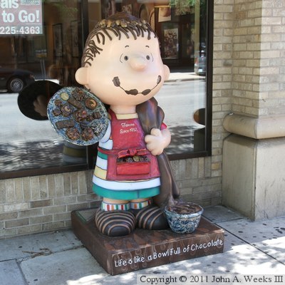 Peanuts On Parade - Linus Blankets Saint Paul - Life Is A Bowl Full Of Chocolate